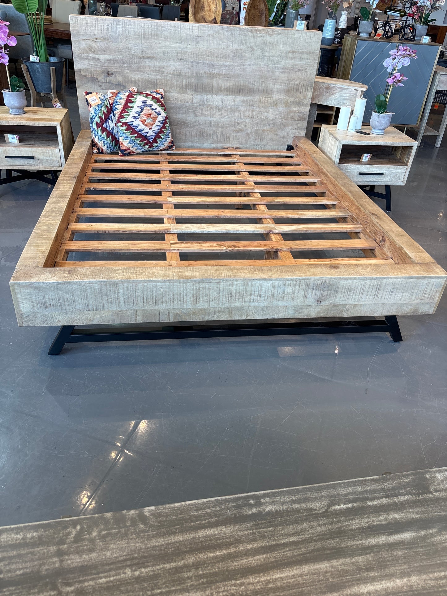 Maura Queen Bed