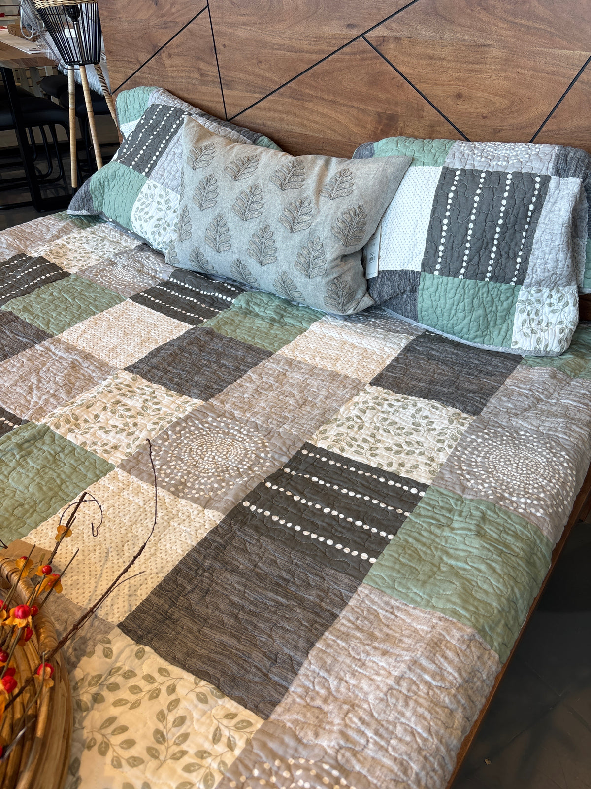 Queen Quilt plus 2 shams