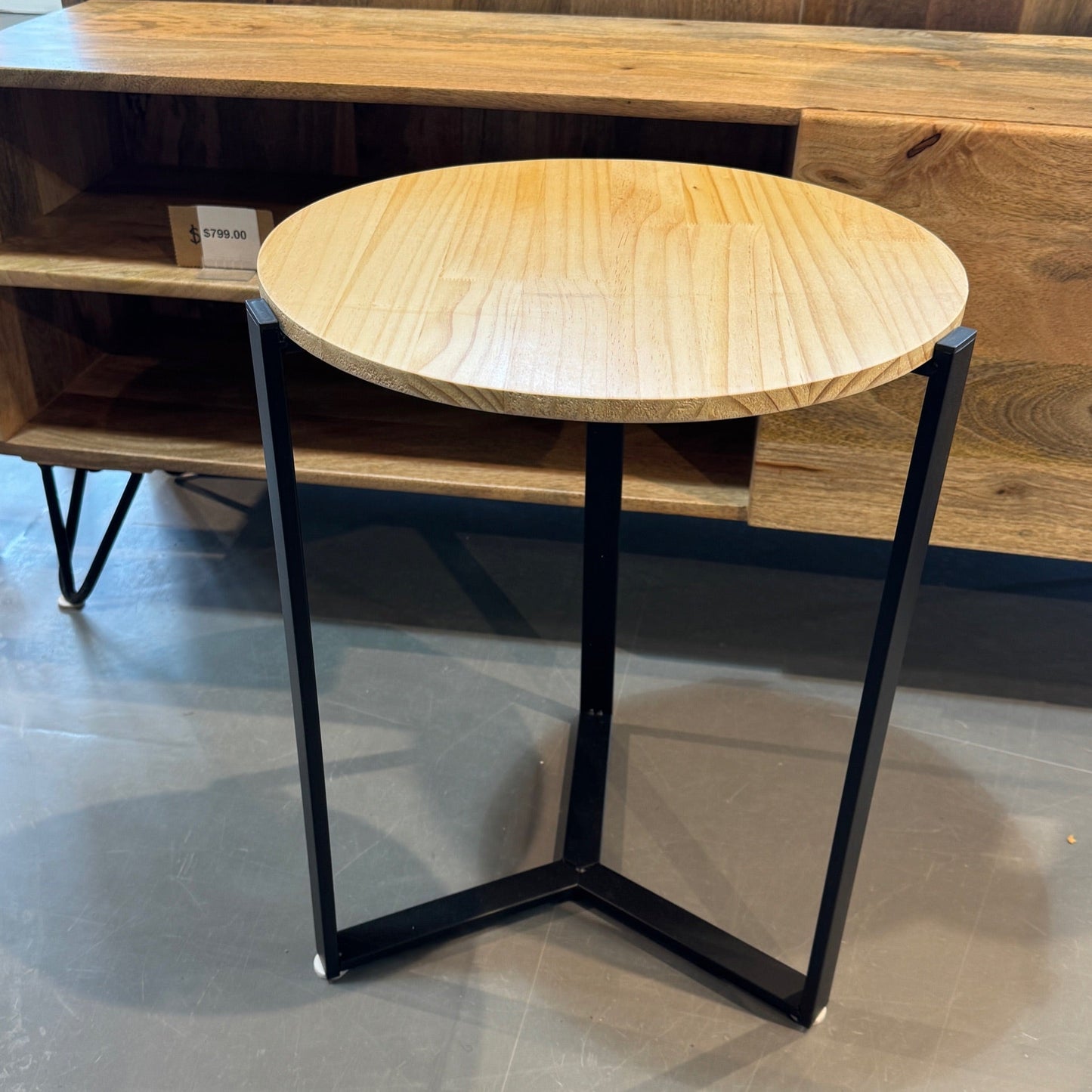 Groba round End table black metal base