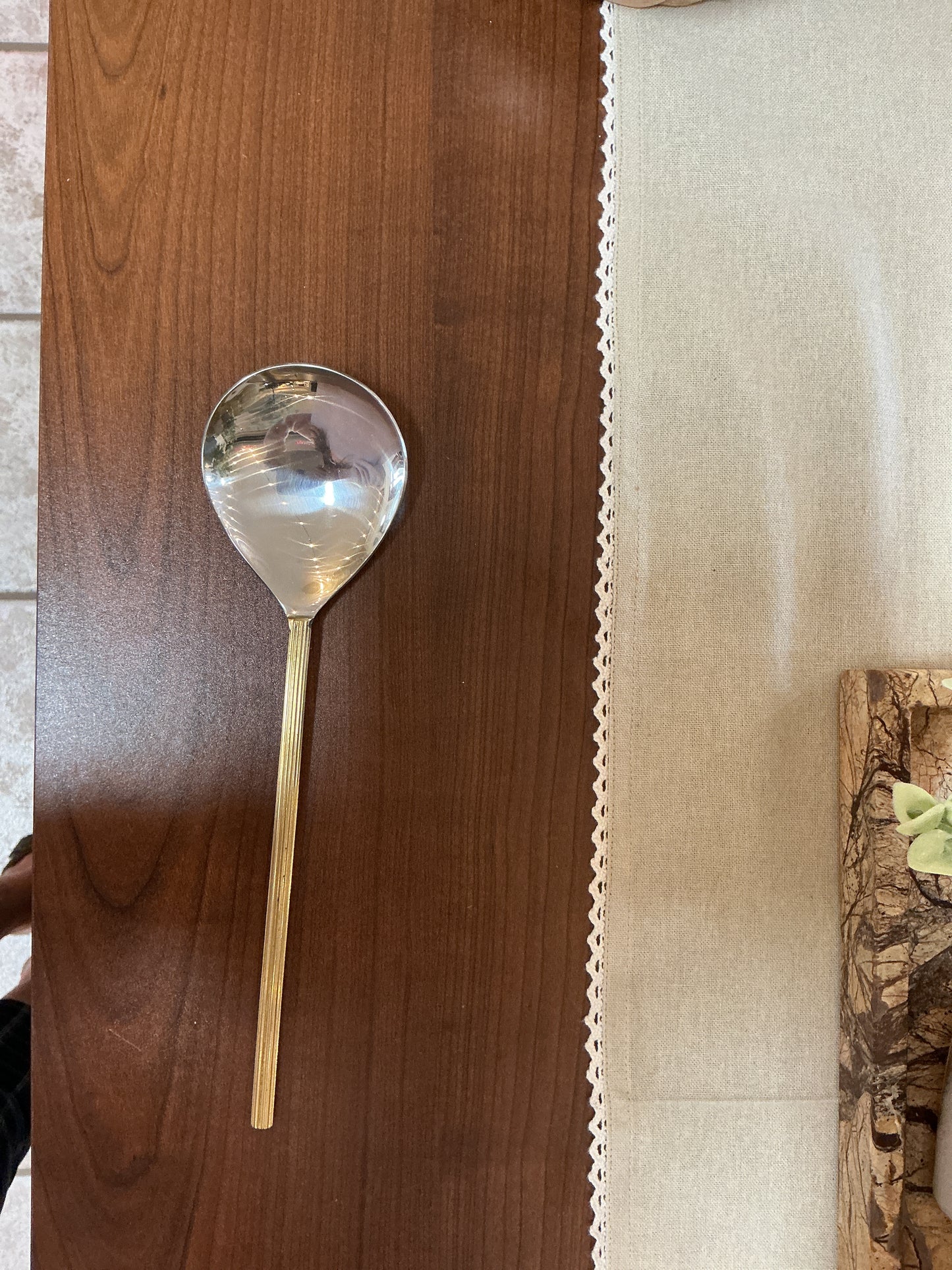 Serving spoon