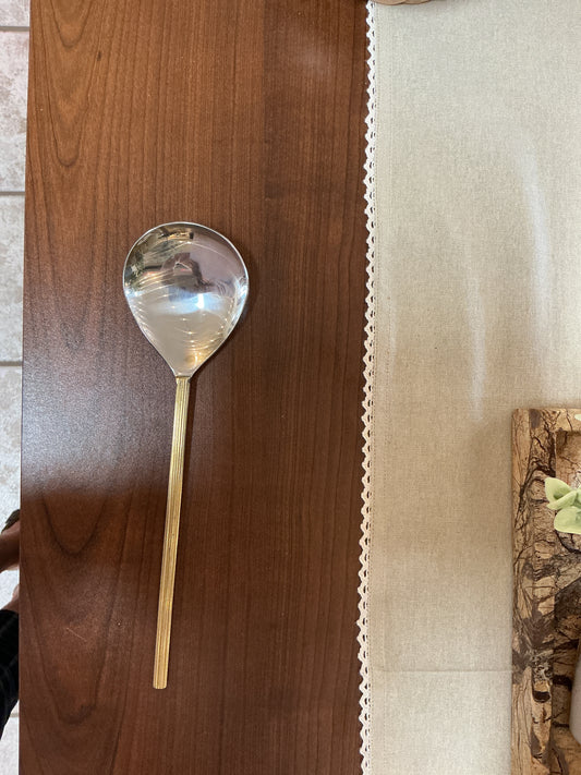 Serving spoon