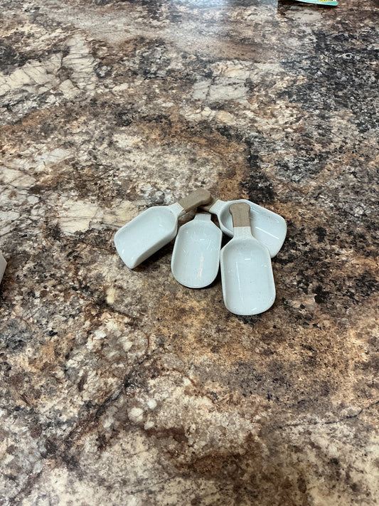 Glass measuring scoop
