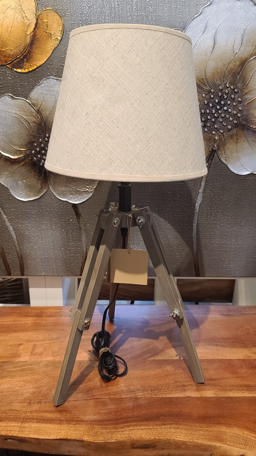 Tripod lamp with shade
